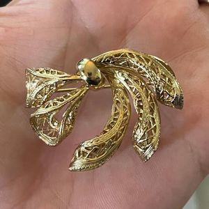Vintage Corocraft Filigree‎ Gold Tone Bow Brooch Pin